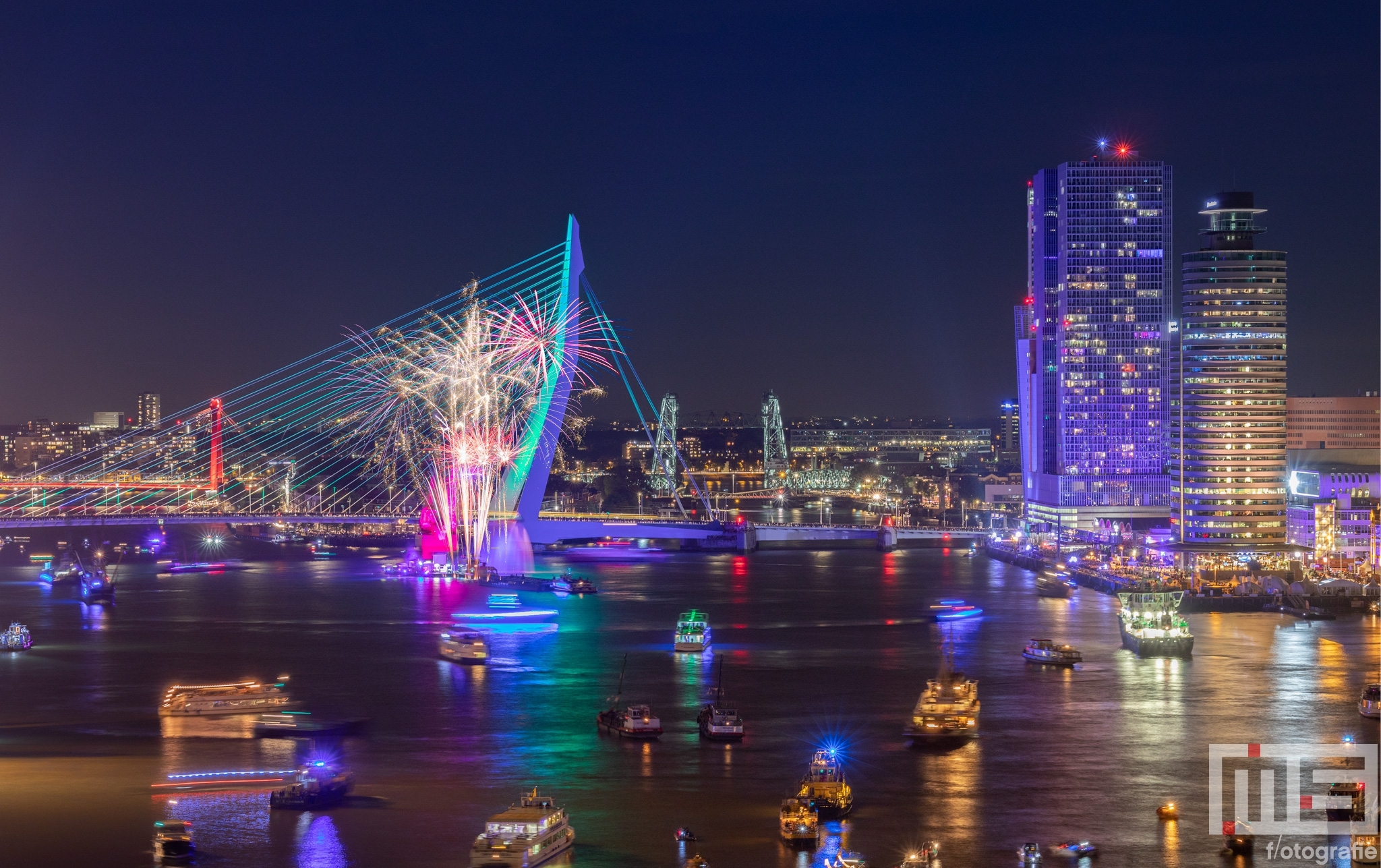 De vuurwerkshow van het avondprogramma van de Wereldhavendagen in Rotterdam