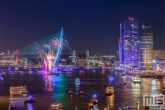 Het vuurwerk tijdens het avondprogramma van de Wereldhavendagen in Rotterdam met de Erasmusbrug