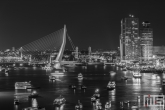 De botenparade van het avondprogramma van de Wereldhavendagen in Rotterdam in zwart/wit