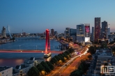 De Willemsbrug, Noordereiland en De Maas in Rotterdam tijdens het blauwe uurtje