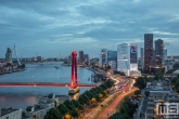 Het blauwe uurtje in Rotterdam met uitzicht op de Willemsbrug, Erasmusbrug en Willemswerf