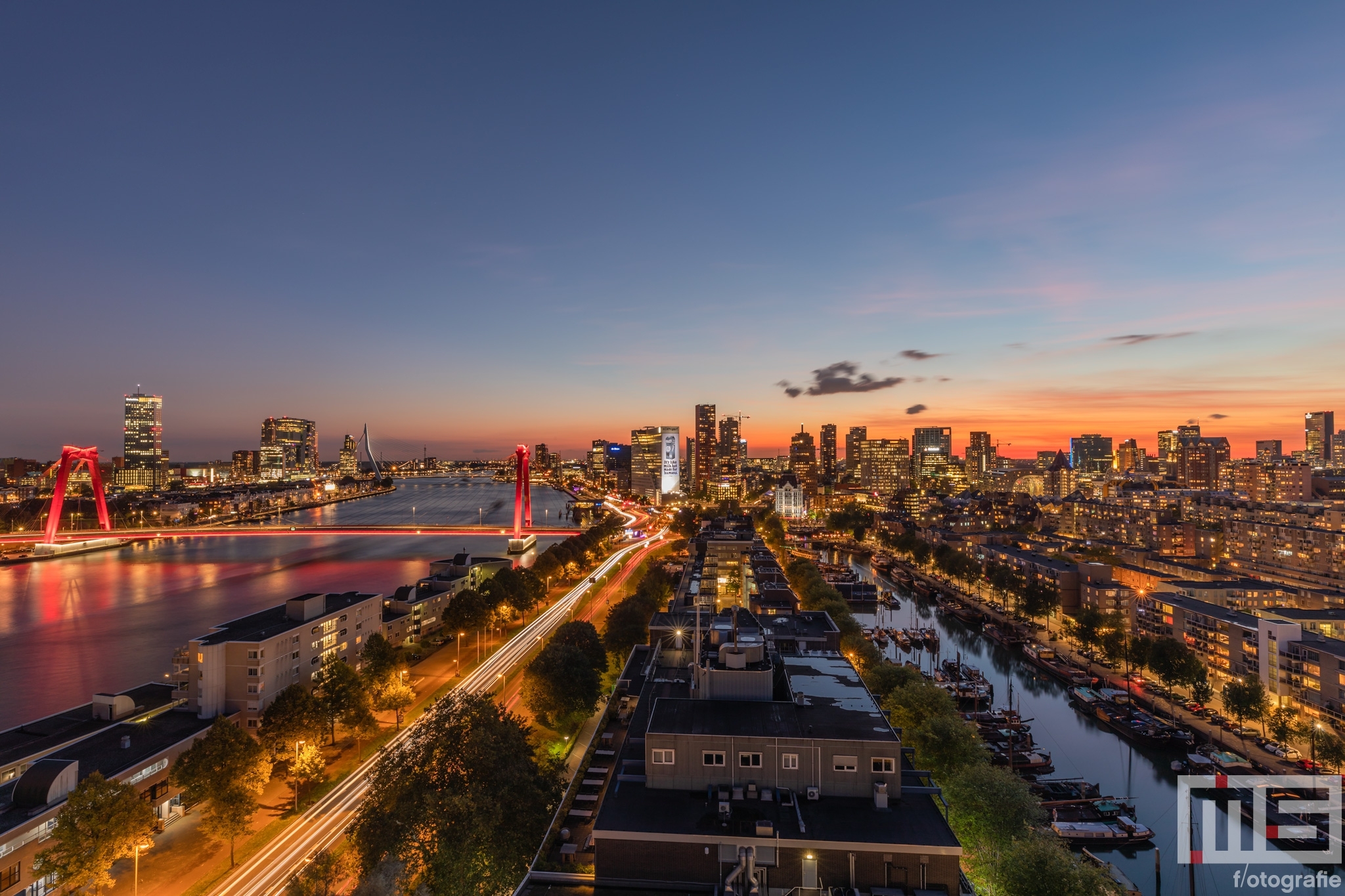 Te Koop | De zonsondergang in Rotterdam met uitzicht op de binnenstad