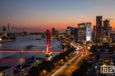 De zonsondergang in Rotterdam met uitzicht op de Willemsbrug, Erasmusbrug en Willemswerf