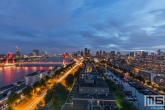Het blauwe uurtje in Rotterdam met uitzicht op de binnenstad