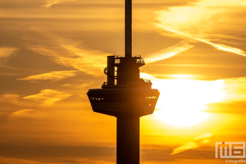 Te Koop | Een detail van de Euromast in Rotterdam tijdens zonsondergang