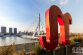 Het uitzicht op de Erasmusbrug en de Maas vanaf het terras van Nhow Hotel in Rotterdam