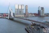 Het uitzicht op de Erasmusbrug, Wilhelminapier en de Maas vanuit het Inntel Hotel in Rotterdam.