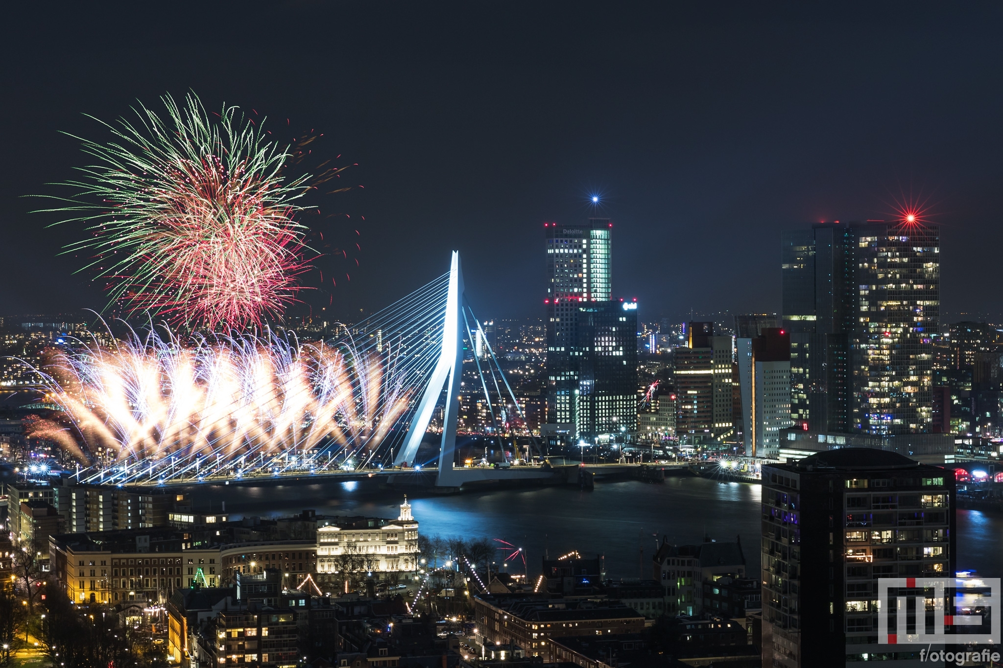 Te Koop | Het Nationale Vuurwerk bij de Erasmusbrug in Rotterdam tijdens Oud en Nieuw 2018