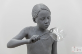 Een schitterend realistisch beeld van een meisje met een bellenblaas