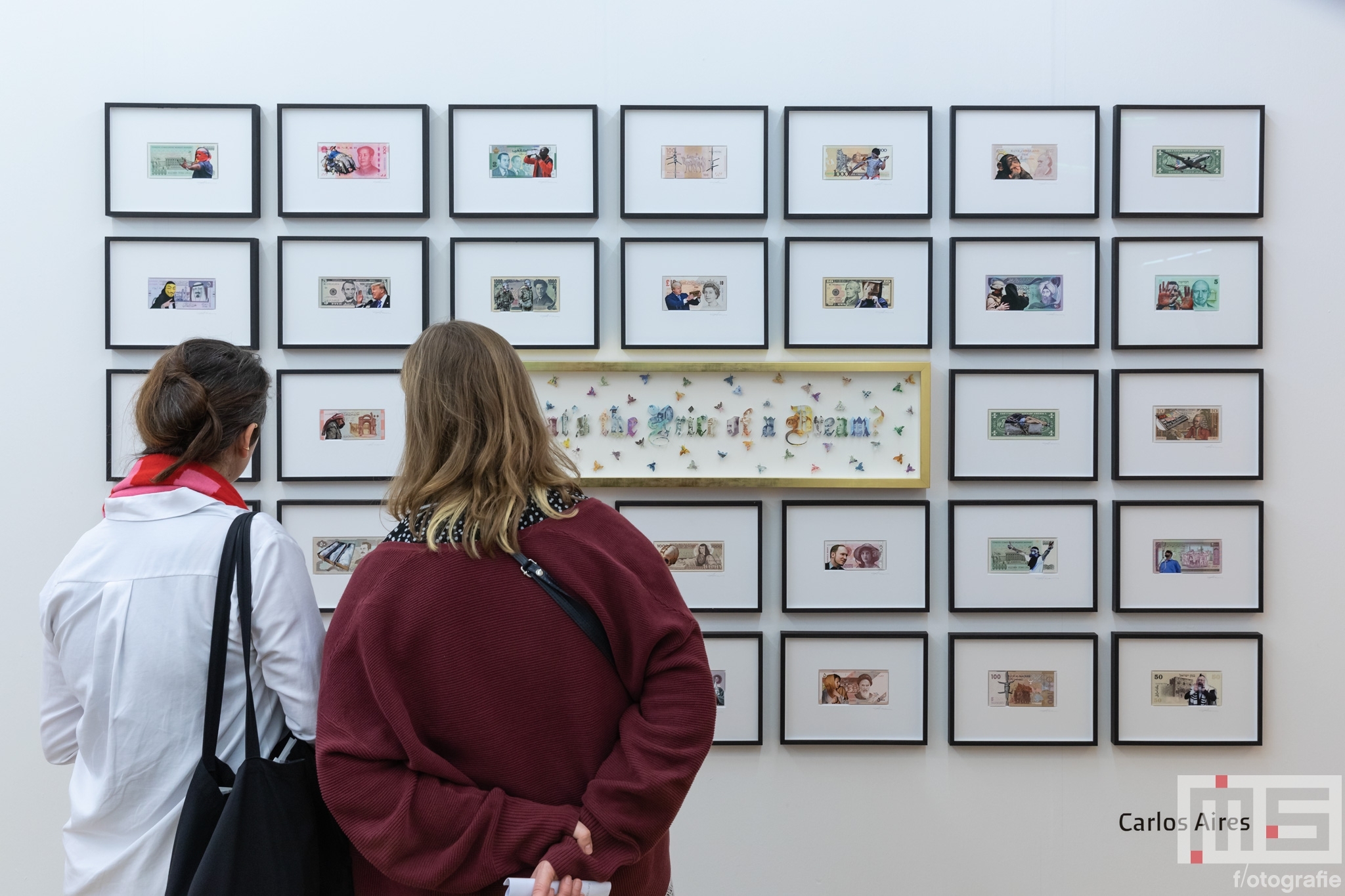 Een serie bankbiljettenkunst tijdens Art Rotterdam in de Van Nelle Fabriek in Rotterdam