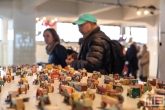 Speelgoedtreintjes en auto's in alle kleuren in het HAKA-gebouw in Rotterdam tijdens Art Rotterdam