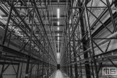 Een pad tussen de stellingen uitgevoerd in zwart/wit tijdens Art Rotterdam in de Van Nelle Fabriek in Rotterdam