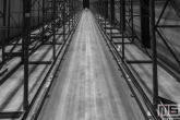Een pad tussen de stellingen uitgevoerd in zwart/wit tijdens Art Rotterdam in de Van Nelle Fabriek in Rotterdam
