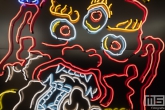 Een neonverlichte draak tijdens Art Rotterdam in de Van Nelle Fabriek in Rotterdam