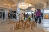 Een grote serie vazen door Margriet Foolen in het HAKA-gebouw in Rotterdam tijdens Art Rotterdam