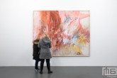 Een schilderij met bezoekers in het Witte de With Center for Contemporary Art in Rotterdam tijdens Museumnacht010