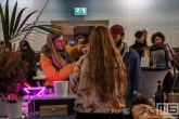 De bar in het Schielandshuis tijdens Museumnacht010 in Rotterdam met bezoekers