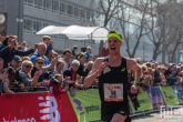 Belgische marathonloper Koen Naert bij de finish op de Coolsingel in Rotterdam
