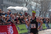 Marathonloper Koen Naert bij de finish tijdens de Marathon Rotterdsm 2019 op de Coolsingel in Rotterdam