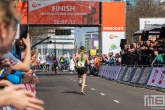 Marathonloper Koen Naert bij de finish tijdens de Marathon Rotterdsm 2019 op de Coolsingel in Rotterdam