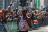 Abdi Nageeye op de Coolsingel tijdens de finish van de Marathon Rotterdam 2019