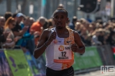 Abdi Nageeye op de Coolsingel tijdens de finish van de Marathon Rotterdam 2019