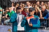 De twee omroepers tijdens de finish van de Marathon Rotterdam 2019