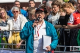 De omroeper tijdens de finish van de Marathon Rotterdam 2019