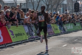 Loper Kaan Özbilen tijdens de finish van de Marathon Rotterdam 2019