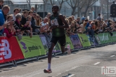 Loper Kaan Özbilen op de Coolsingel in Rotterdam tijdens de finish van de Marathon Rotterdam 2019