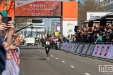 Daniel Rono bij de finish van de Marathon Rotterdam 2019 in Rotterdam