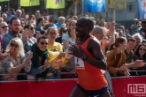 Loper Emanuel Saina op de Coolsingel in Rotterdam tijdens de finish van de Marathon Rotterdam 2019