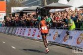 Abdi Nageeye op de Coolsingel tijdens de finish van de Marathon Rotterdam 2019