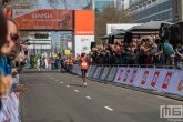 Abdi Nageeye op de Coolsingel tijdens de finish van de Marathon Rotterdam 2019