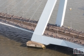 De laatste lopers van de Marathon Rotterdam 2019 tussen de pyloon van de Erasmusbrug