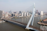 De laatste lopers van de Marathon Rotterdam 2019 op de Erasmusbrug