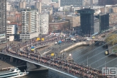 Het uitzicht op de start van de Marathon Rotterdam 2019 aan de voet van de Erasmusbrug