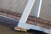 De lopers van de Marathon Rotterdam 2019 tussen de pyloon van de Erasmusbrug