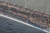 De lopers van de Marathon Rotterdam 2019 op de Erasmusbrug