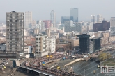 Het uitzicht op de start van de Marathon Rotterdam 2019 met de skyline van Rotterdam