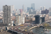 Het uitzicht op de start van de Marathon Rotterdam 2019 met de skyline van Rotterdam