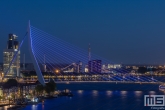 De Erasmusbrug in Rotterdam in het blauw in verband met Verlicht ME