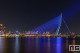 De Erasmusbrug in Rotterdam in het blauw in verband met Verlicht ME