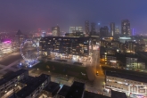 Het reuzenrad en de Markthal Rotterdam tijdens een mistige avond in Rotterdam