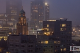 Het Timmerhuis, Stadhuis Rotterdam en het stadscentrum op een mistige avond