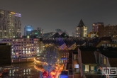 De cafés in de Oudehaven in Rotterdam by Night met de Kubuswoningen en Markthal op de achtergrond