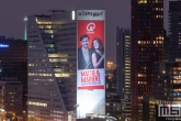 De skyline van Rotterdam met het Qmusic Mattie & Marieke billboard op de Willemswerf