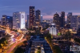 De skyline van Rotterdam met het Oatly - Ditch Milk billboard op de Willemswerf