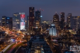 De skyline van Rotterdam met het Qmusic Mattie & Marieke billboard op de Willemswerf