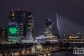 Het groen witte hart van Rotterdam op het KPN-gebouw met de Erasmusbrug